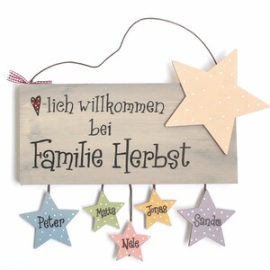 Türschild Familie aus Holz mit Namen personalisiert. Holzschild mit Sternanhänger, Familientürschild handbemalt, Haustürschild mit Aufhängekordel. Holztürschild, Willkommensschild für Zuhause. Geschenk zu Hochzeit, Geburt, Einzug, Weihnachten.