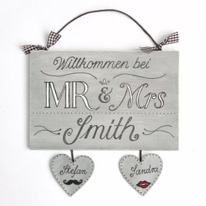 Hochzeitsgeschenk Türschild personalisiert. Holzschild Willkommen bei Mr. & Mrs. für das Brautpaar mit Name und Herzanhänger personalisiert. Geschenk zur Hochzeit für Braut und Bräutigam. Namensschild für das Zuhause.