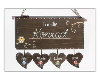 Holzschild für Familien mit Namen personalisiert. Türschild aus Holz mit Eulen und Herzanhänger. Personalisiertes Geschenk für das Zuhause.