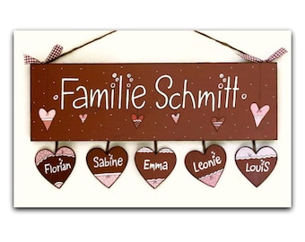 Türschild aus Holz für die ganze Familie mit Namen personalisiert, Geschenk Holzschild mit Herzanhänger, Namensschild, Haustürschild Herz
