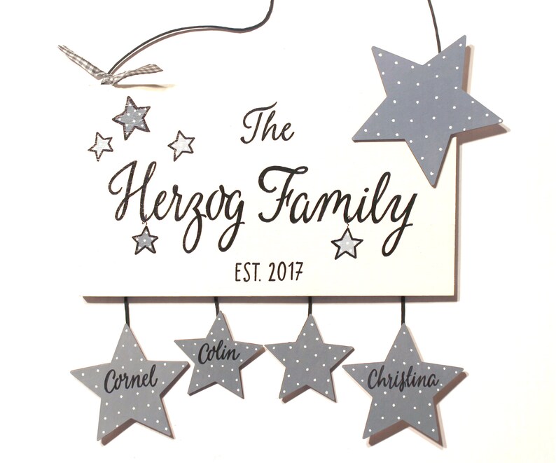 Türschild Familie aus Holz mit Namen personalisiert. Holzschild mit Sternen, Familienschild handbemalt, Haustürschild, Holztürschild für Zuhause. Willkommensschild mit Aufhängekordel. Geschenk zu Hochzeit, Geburt, Einzug, Muttertag, Weihnachten.