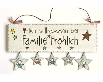 Holzschild für Familien mit Namen und Figuren personalisiert, Türschild mit Sternanhänger und Figuren. Willkommenssschild mit Sternen.