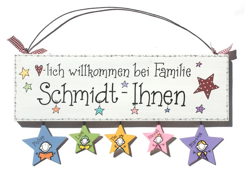 Türschild Familie aus Holz mit Name personalisiert. Holzschild mit Aufhängekordel für die Haustür. Ausgefallenes Geschenk zum Einzug, Umzug, Geburtstag, Valentinstag, Muttertag, Vatertag. Familienschild, Haustürschild für das Zuhause.