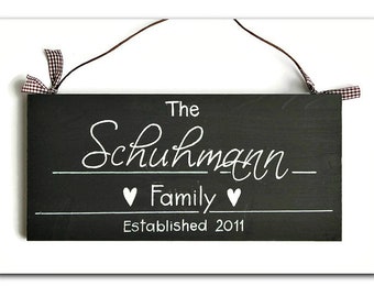 personalisiertes Einzugsgeschenk Türschild aus Holz für Familien mit Name und Gründungsjahr personalisiert. Holzschild für das Zuhause.