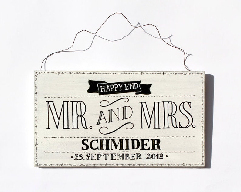 Hochzeitsgeschenk personalisiert mit Name undHochzeitsdatum. Türschild aus Holz für das Brautpaar. Holzschild Mr. & Mrs. für Braut und Bräutigam. Einzigartiges, besonderes Geschenk zur Hochzeit. Schild mit Aufhängekordel für die Haustür.