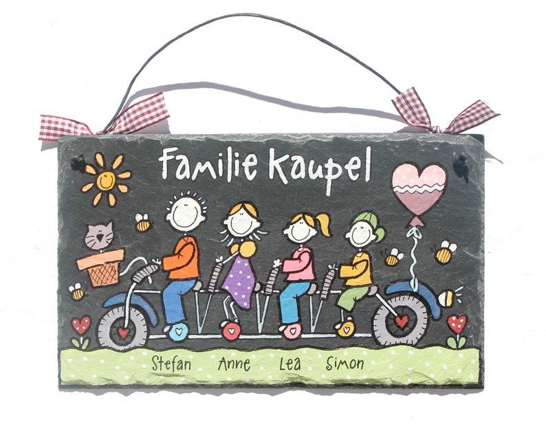 Türschild aus Schiefer mit Familie auf Fahrrad personalisiert mit Namen. Wetterfestes Schieferschild mit Figuren und Rad. Namensschild, Haustürschild, Familienschild handbemalt. Geschenk Hochzeit, Geburt, Einzug, Geburtstag, Weihnachtsgeschenk.