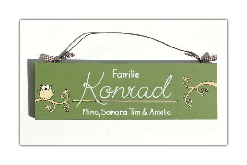 Türschild Familie aus Holz mit Name personalisiert. Holzschild mit Aufhängekordel für die Haustür. Ausgefallenes Geschenk zum Einzug, Umzug, Geburtstag, Valentinstag, Muttertag, Vatertag. Familienschild, Haustürschild für das Zuhause.