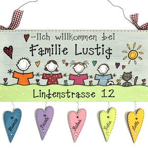 Türschild Familie aus Holz mit Namen personalisiert. Holzschild, Namensschild handbemalt. Haustürschild, Familienschild mit Figuren und Herzanhänger.  Eingangsschild für das Zuhause. Individuelles Einzugsgeschenk / Hochzeitsgeschenk.