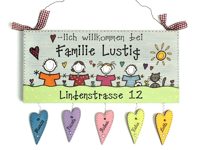 Türschild Familie aus Holz mit Namen personalisiert. Holzschild, Namensschild handbemalt. Haustürschild, Familienschild mit Figuren und Herzanhänger.  Eingangsschild für das Zuhause. Individuelles Einzugsgeschenk / Hochzeitsgeschenk.