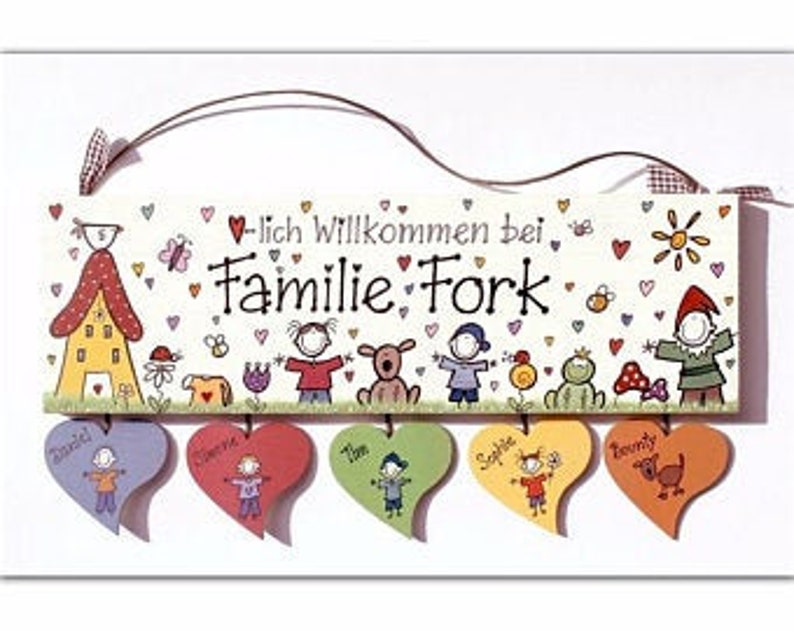 Türschild Familie aus Holz mit Namen personalisiert. Holzschild mit Herzanhänger, Familienschild handbemalt, Haustürschild mit Figuren. Holztürschild, Willkommensschild für Zuhause. Geschenk zu Hochzeit, Geburt, Umzug, Einzug, Weihnachten.