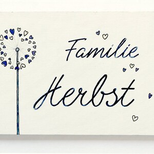 Türschild Familie aus Holz mit Name personalisiert. Holzschild mit Aufhängekordel für die Haustür. Ausgefallenes Geschenk zum Einzug, Umzug, Geburtstag, Valentinstag, Muttertag, Vatertag. Familienschild, Haustürschild für das Zuhause.