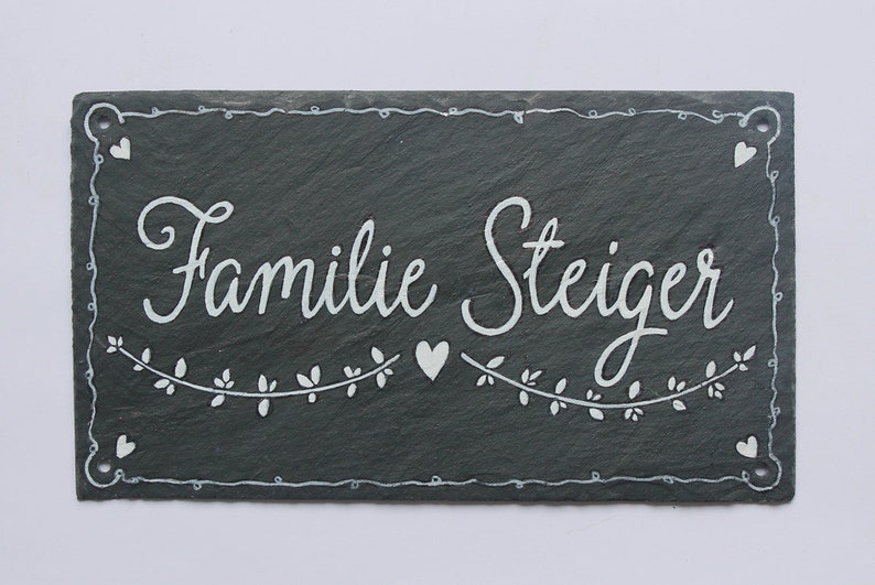 Türschild Familie aus Schiefer mit Name personalisiert. Wetterfestes Schieferschild, Namensschild mit Herz und Ranke. Haustürschild, Familienschild, Willkommensschild, Eingangsschild handbemalt. Individuelles Einzugsgeschenk oder Hochzeitsgeschenk.