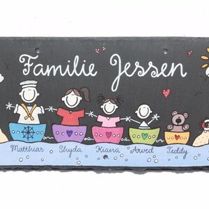 Maritimes Türschild Familie aus Schiefer personalisiert mit Namen. Wetterfestes Schieferschild mit Figuren in Booten. Namensschild, Haustürschild, Familienschild handbemalt. Geschenk Hochzeit, Geburt, Umzug, Einzug, Geburtstag, Weihnachtsgeschenk.