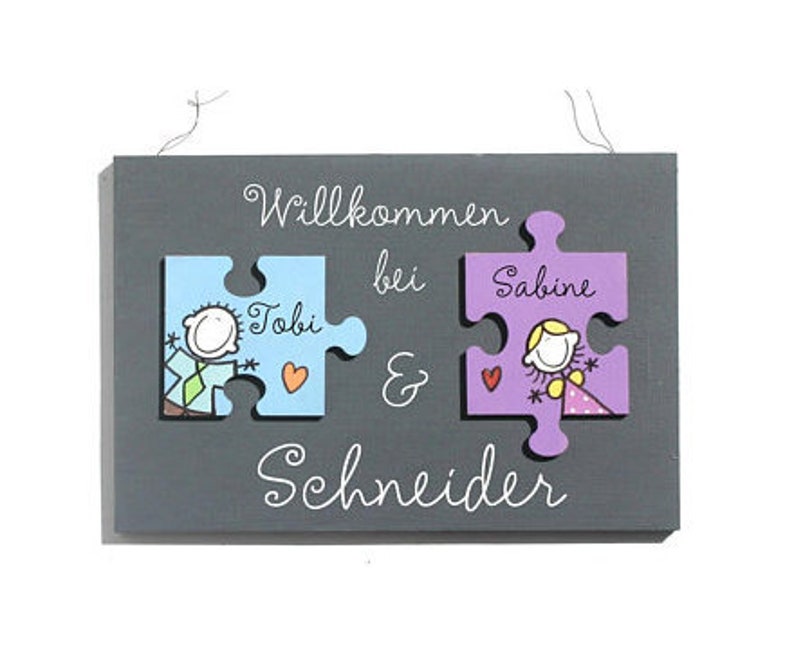 Türschild Familie aus Holz mit Name personalisiert. Holzschild mit Aufhängekordel für die Haustür. Ausgefallenes Geschenk zum Einzug, Umzug, Geburtstag, Valentinstag, Muttertag, Vatertag. Familienschild, Haustürschild für das Zuhause.