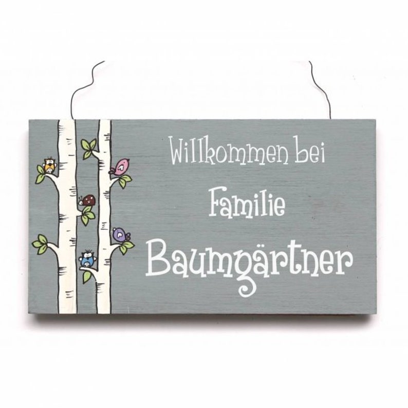 Türschild Familie aus Holz mit Name personalisiert. Holzschild mit Aufhängekordel für die Haustür. Ausgefallenes Hochzeitsgeschenk, Geschenk zum Einzug,  Geburtstag, Valentinstag, Muttertag. Familienschild, Haustürschild für das Zuhause.