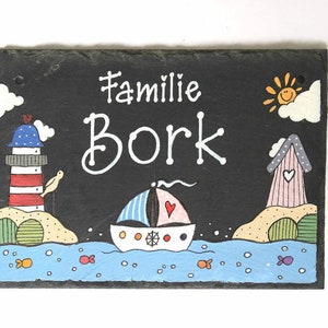 Maritimes Türschild Familie aus Schiefer personalisiert mit Namen. Wetterfestes Schieferschild, Namensschild, Haustürschild, Familienschild, Willkommensschild handbemalt. Geschenk Hochzeit, Geburt, Umzug, Einzug, Geburtstag, Weihnachtsgeschenk.