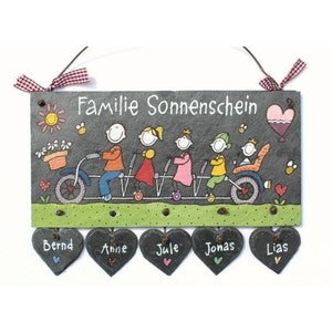 Türschild Familie aus Schiefer personalisiert mit Namen und Figuren auf Fahrrad. Wetterfestes Schieferschild mit Herzanhänger. Namensschild, Haustürschild, Familienschild handbemalt. Geschenk Hochzeit, Geburt, Einzug, Weihnachtsgeschenk.