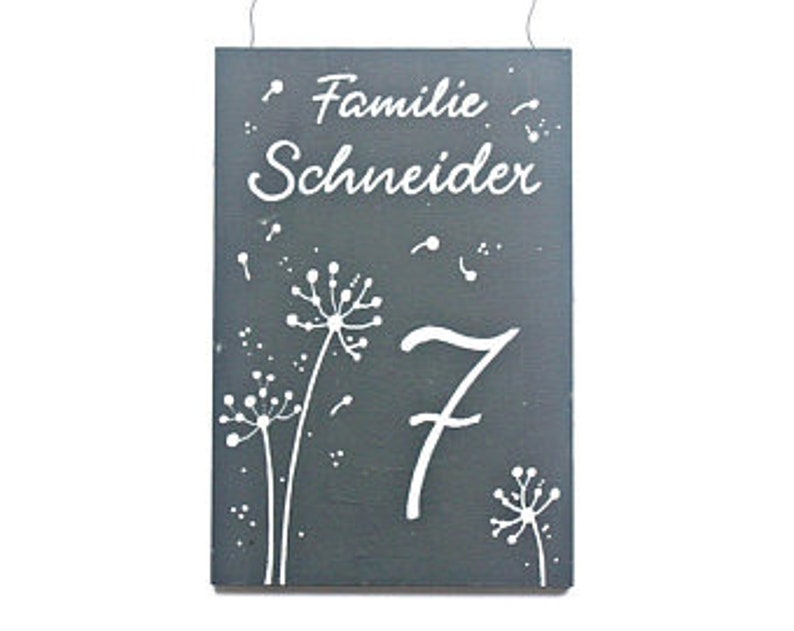 Türschild Familie aus Holz mit Name personalisiert. Holzschild mit Aufhängekordel für die Haustür. Ausgefallenes Geschenk zum Einzug, Umzug, Geburtstag, Valentinstag, Muttertag, Vatertag. Familienschild, Haustürschild für das Zuhause.