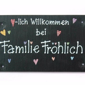 Türschild Familie aus Schiefer personalisiert mit Namen. Wetterfestes Schieferschild mit Herzen. Namensschild, Haustürschild, Familienschild, Willkommensschild handbemalt. Geschenk Hochzeit, Geburt, Umzug, Einzug, Geburtstag, Weihnachtsgeschenk.