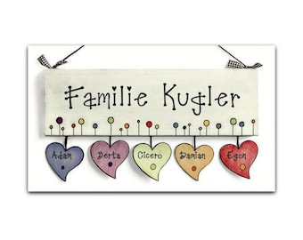 Türschild Familie aus Holz mit Namen und Herzanhänger personalisiert. Familienschild, Holzschild, Namensschild mit Aufhängung für Haustür.