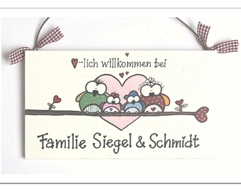 Geschenk zum Einzug, Willkommensschild für Familien mit Name und Eulen personalisiert, Einzugsgeschenk Holzschild für das neue Zuhause.