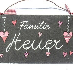 Türschild Familie aus Schiefer mit Name personalisiert. Wetterfestes Schieferschild mit Herzen. Namensschild, Haustürschild, Familienschild, Willkommensschild, Eingangsschild handbemalt. Individuelles Einzugsgeschenk oder Hochzeitsgeschenk.