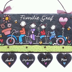 Türschild Familie aus Schiefer mit Namen personalisiert. Wetterfestes Schieferschild mit Figuren auf Fahrrad. Namensschild, Haustürschild mit Herzanhänger. Familienschild handbemalt. Individuelles Einzugsgeschenk oder Hochzeitsgeschenk.