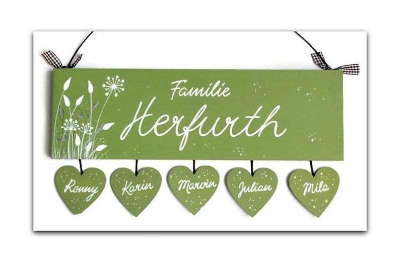 Türschild Familie aus Holz mit Name personalisiert. Holzschild mit Aufhängekordel für die Haustür. Ausgefallenes Geschenk zum Einzug, Umzug, Geburtstag, Valentinstag, Muttertag, Vatertag. Familienschild, Haustürschild für das Zuhause.