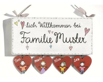 Holzschild Familie mit Namen personalisiert, Haustürschild mit Herzanhänger, Willkommensschild mit Figuren. Einzugsgeschenk individuell.