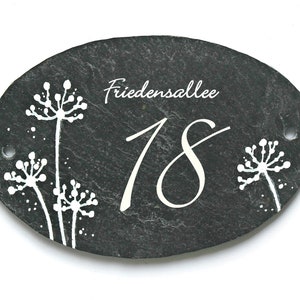 Ovales Türschild Familie aus Schiefer personalisiert mit Name. Wetterfestes Schieferschild, Namensschild Pusteblumen. Haustürschild, Familienschild, Willkommensschild handbemalt. Geschenk Hochzeit, Geburt, Einzug, Geburtstag, Weihnachtsgeschenk.