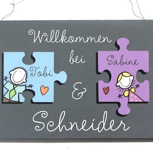 Türschild Familie aus Holz mit Name personalisiert. Holzschild mit Aufhängekordel für die Haustür. Ausgefallenes Geschenk zum Einzug, Umzug, Geburtstag, Valentinstag, Muttertag, Vatertag. Familienschild, Haustürschild für das Zuhause.