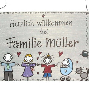 Türschild Familie aus Holz mit Name personalisiert. Holzschild mit Aufhängekordel für die Haustür. Ausgefallenes Geschenk zum Einzug, Umzug, Geburtstag, Valentinstag, Muttertag, Vatertag. Familienschild, Haustürschild für das Zuhause.