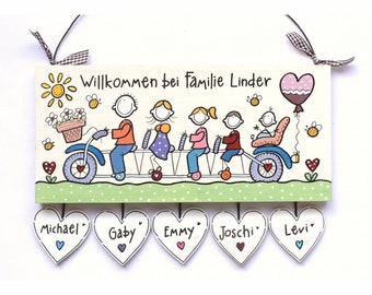 Holztürschild für Familien personalisiert mit Namen und Figuren auf Fahrrad. Geschenk für Freunde zum Einzug, Umzug, Geburtstag.