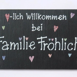 Türschild Familie aus Schiefer personalisiert mit Namen. Wetterfestes Schieferschild mit Herzen. Namensschild, Haustürschild, Familienschild, Willkommensschild handbemalt. Geschenk Hochzeit, Geburt, Umzug, Einzug, Geburtstag, Weihnachtsgeschenk.