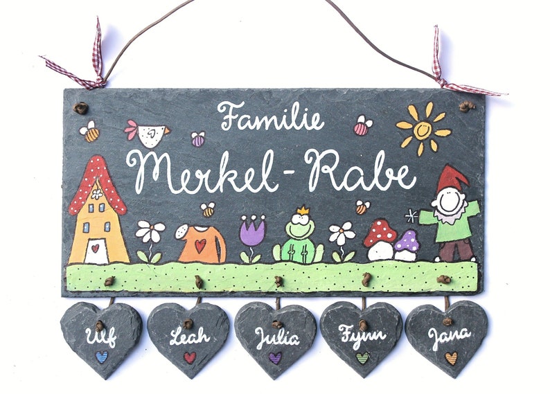 Türschild Familie aus Schiefer personalisiert mit Namen. Wetterfestes Schieferschild mit Herzanhänger., Namensschild, Haustürschild, Familienschild handbemalt. Geschenk Hochzeit, Geburt, Umzug, Einzug, Geburtstag, Weihnachtsgeschenk.