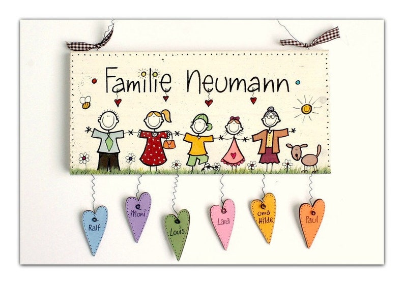 Türschild Familie aus Holz mit Namen und Figuren personalisiert. Holzschild mit Herzanhänger, Familienschild handbemalt, Haustürschild, Namensschild,  Holztürschild für Zuhause. Geschenk zu Hochzeit, Geburt, Umzug, Einzug, Weihnachten.