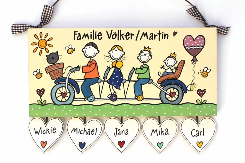 Türschild Familie aus Holz mit Name personalisiert. Holzschild mit Aufhängekordel für die Haustür. Ausgefallenes Geschenk zum Einzug, Umzug, Geburtstag, Valentinstag, Muttertag, Vatertag. Familienschild, Haustürschild für das Zuhause.