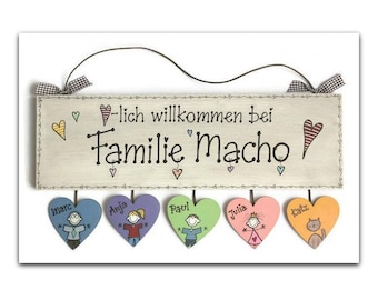 Türschild Familie aus Holz mit Herzanhänger personalisiert mit Namen, Schild mit Vornamen und Figuren, graues Holzschild für den Eingang