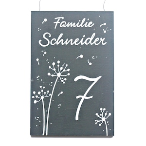 Türschild Familie aus Holz mit Name personalisiert. Holzschild mit Aufhängekordel für die Haustür. Ausgefallenes Geschenk zum Einzug, Umzug, Geburtstag, Valentinstag, Muttertag, Vatertag. Familienschild, Haustürschild für das Zuhause.