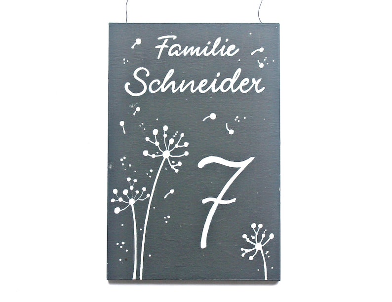 Türschild Familie aus Holz mit Name personalisiert. Holzschild mit Aufhängekordel für die Haustür. Ausgefallenes Geschenk zum Einzug, Umzug, Geburtstag, Valentinstag, Muttertag, Vatertag. Familienschild, Haustürschild für das Zuhause.