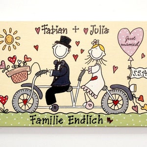 Personalisierte Hochzeitsgeschenk für das Brautpaar mit Name und Hochzeitsdatum personalisiert. Türschild aus Holz mit Braut und Bräutigam auf Fahrrad. Holzschild handbemalt. Ausgefallenes, besonderes Geschenk zur Hochzeit. Andenken Hochzeitstag.