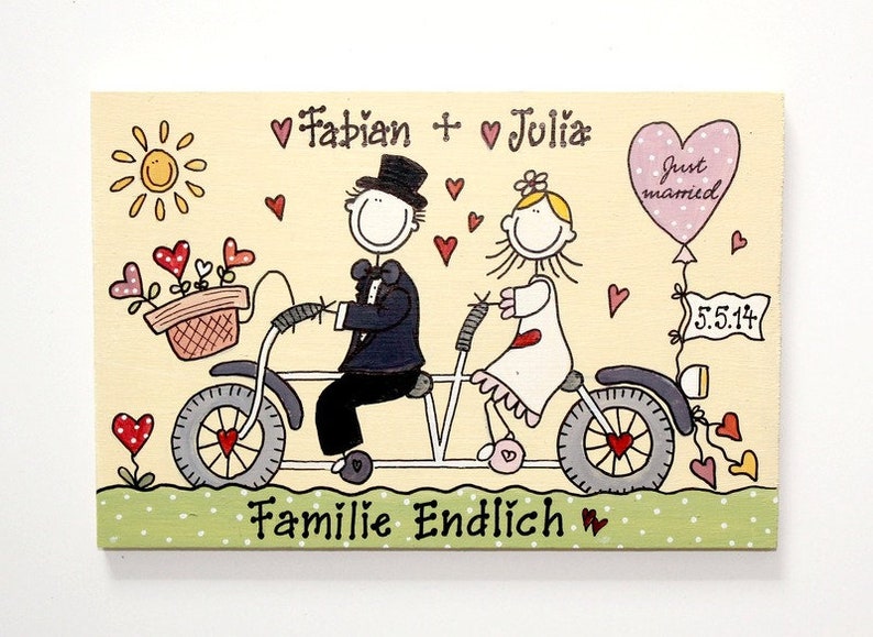 Personalisierte Hochzeitsgeschenk für das Brautpaar mit Name und Hochzeitsdatum personalisiert. Türschild aus Holz mit Braut und Bräutigam auf Fahrrad. Holzschild handbemalt. Ausgefallenes, besonderes Geschenk zur Hochzeit. Andenken Hochzeitstag.