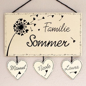 Türschild Familie aus Holz mit Name personalisiert. Holzschild mit Aufhängekordel für die Haustür. Ausgefallenes Geschenk zum Einzug, Umzug, Geburtstag, Valentinstag, Muttertag, Vatertag. Familienschild, Haustürschild für das Zuhause.