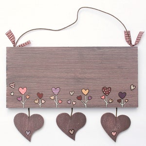 Türschild Familie aus Holz mit Namen personalisiert. Holzschild mit Herzanhänger, Familienschild handbemalt, Haustürschild mit Herzblumen. Namensschild, Holztürschild für das Zuhause. Geschenk zu Hochzeit, Geburt, Umzug, Einzug, Weihnachten.