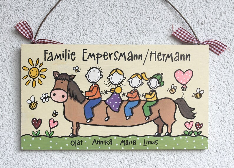 Türschild Familie aus Holz mit Namen personalisiert. Holzschild, Familienschild handbemalt, Haustürschild, Holztürschild für Zuhause. Willkommensschild mit Aufhängekordel. Geschenk zu Hochzeit, Geburt, Umzug, Einzug, Muttertag, Weihnachten.