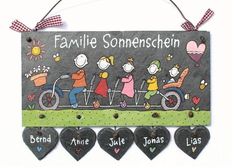 Türschild Familie aus Schiefer personalisiert mit Namen und Figuren auf Fahrrad. Wetterfestes Schieferschild mit Herzanhänger. Namensschild, Haustürschild, Familienschild handbemalt. Geschenk Hochzeit, Geburt, Einzug, Weihnachtsgeschenk.