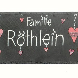 Türschild Familie aus Schiefer mit Name personalisiert. Wetterfestes Schieferschild mit Herzen. Namensschild, Haustürschild, Familienschild, Willkommensschild, Eingangsschild handbemalt. Individuelles Einzugsgeschenk oder Hochzeitsgeschenk.