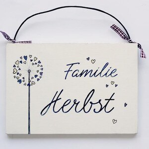 Türschild Familie aus Holz mit Name personalisiert. Holzschild mit Aufhängekordel für die Haustür. Ausgefallenes Geschenk zum Einzug, Umzug, Geburtstag, Valentinstag, Muttertag, Vatertag. Familienschild, Haustürschild für das Zuhause.