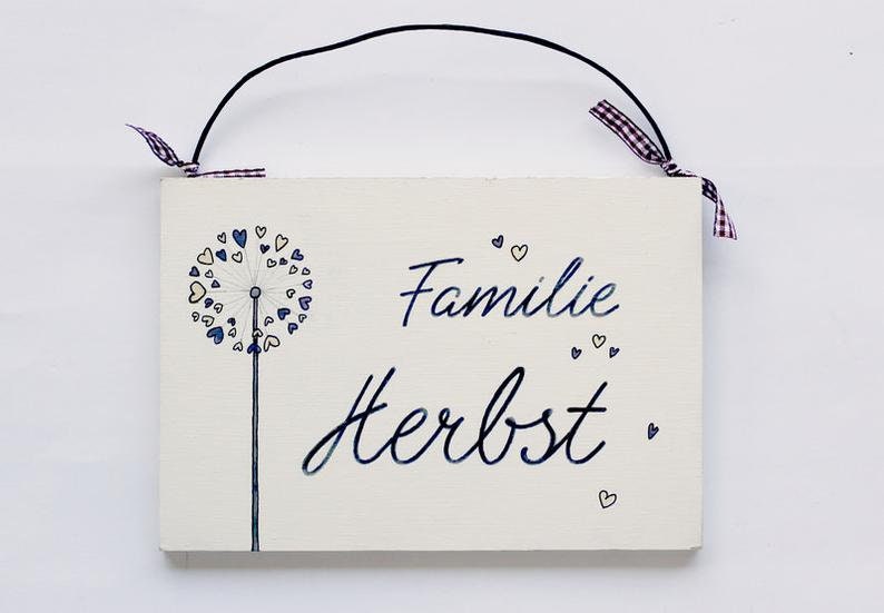 Türschild Familie aus Holz mit Name personalisiert. Holzschild mit Aufhängekordel für die Haustür. Ausgefallenes Geschenk zum Einzug, Umzug, Geburtstag, Valentinstag, Muttertag, Vatertag. Familienschild, Haustürschild für das Zuhause.