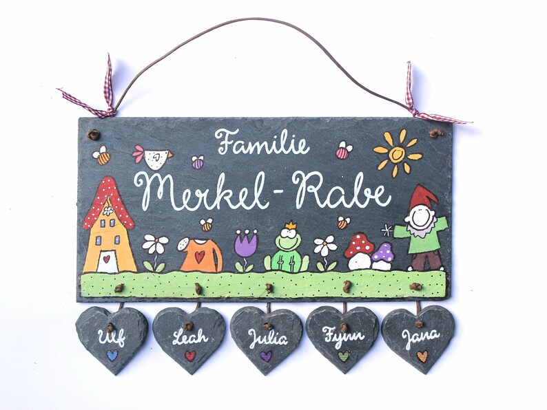 Türschild Familie aus Schiefer personalisiert mit Namen. Wetterfestes Schieferschild mit Herzanhänger., Namensschild, Haustürschild, Familienschild handbemalt. Geschenk Hochzeit, Geburt, Umzug, Einzug, Geburtstag, Weihnachtsgeschenk.